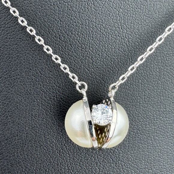 Yin & King Faux Pearl Rhinestone Pendant Necklace Silver Tone Chain NWT - Picture 5 of 7